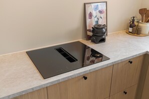 Microwave, oven, stovetop, dishwasher - Modern 3BR apartment | Free parking | 10 min to centrum (Trondheim)