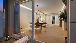 A modern interior with a dining area, a large window, and a view of the outdoors. - Modern 3BR apartment | Free parking | 10 min to centrum (Trondheim)