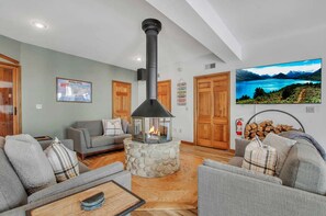 Living area - 5 bed includes 4 twin bd loft  - Steps to Holiday Valley w/AC Hot tub and sauna (Ellicottville)