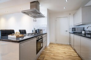 Fridge, microwave, oven, stovetop - Stylish Seaside Escape 🌊 Paignton Devon | Sleeps 4 | Relax & Unwind (Paignton)