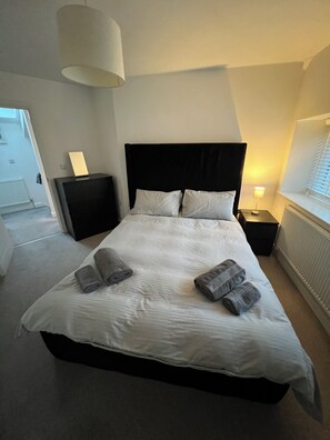 2 bedrooms, desk, iron/ironing board, free WiFi - Stylish Seaside Escape 🌊 Paignton Devon | Sleeps 4 | Relax & Unwind (Paignton)