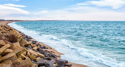 *NEW* Steps to Beach - Private Deck, Parking, AC