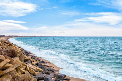 *NEW* Steps to Beach - Private Deck, Parking, AC