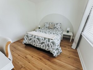 Free WiFi, bed sheets - Skyline View from Deck, 5 Min Walk Downtown (Raleigh)