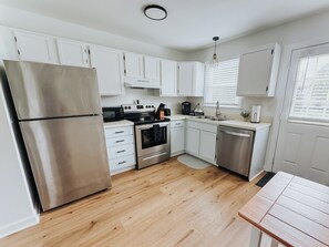 Private kitchen - Skyline View from Deck, 5 Min Walk Downtown (Raleigh)