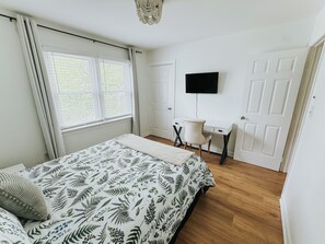 Free WiFi, bed sheets - Skyline View from Deck, 5 Min Walk Downtown (Raleigh)
