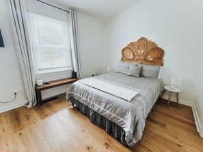 Free WiFi, bed sheets - Skyline View from Deck, 5 Min Walk Downtown (Raleigh)
