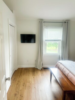 Free WiFi, bed sheets - Skyline View from Deck, 5 Min Walk Downtown (Raleigh)