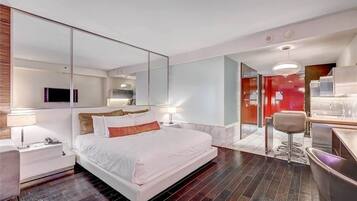 Desk, iron/ironing board, WiFi, bed sheets