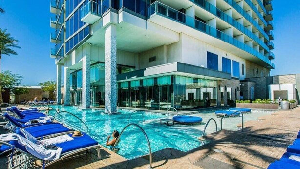 Hotel amb piscina, gandules i un disseny arquitectònic modern.
