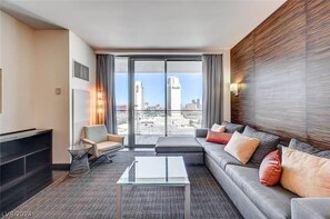 TV, offices - Stunning Strip-View Studio w/ BALCONY ACCESS 35308 (Las Vegas)