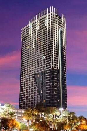 Exterior - Incredible Views 51st Floor High-Rise Studio -Balcony (Las Vegas)