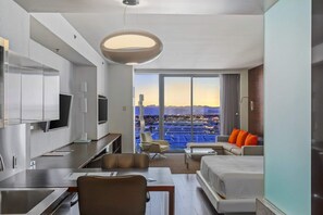 Room - Incredible Views 51st Floor High-Rise Studio -Balcony (Las Vegas)