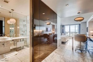 Desk, iron/ironing board, WiFi, bed sheets - Incredible Penthouse Strip Views, Balcony Access 52320 (Las Vegas)