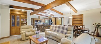 Huge 5 Bed Party House: Pool/Renovated Tram/Bar/Games Room/Family Stay