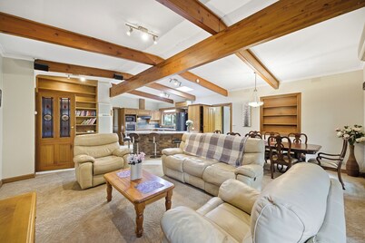 Huge 5 Bed Party House: Pool/Renovated Tram/Bar/Games Room/Family Stay