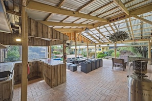 Outdoor dining - Huge 5 Bed Party House: Pool/Renovated Tram/Bar/Games Room/Family Stay (Clyde)