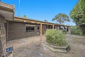 Exterior - Huge 5 Bed Party House: Pool/Renovated Tram/Bar/Games Room/Family Stay (Clyde)