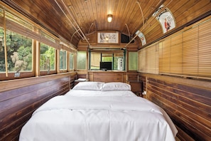 Room - Huge 5 Bed Party House: Pool/Renovated Tram/Bar/Games Room/Family Stay (Clyde)