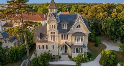 Large villa for 14, walk to beach, Aug 23-31