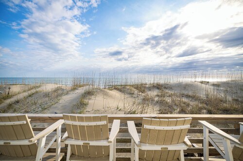 Oceanfront Escape: Coastal Views in Heart of KDH!