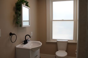 Bathroom - Cozy 1-bedroom apartment in New Richmond (New Richmond)