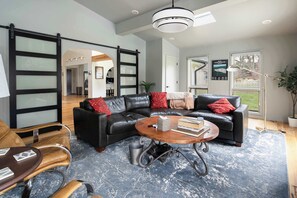 Smart TV, fireplace, books, offices - Luxe 3000sqft Heated Pool Oasis in Kansas City (Kansas City)