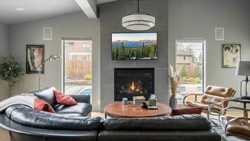 Smart TV, fireplace, books, offices