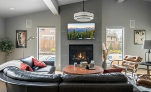 Smart TV, fireplace, books, offices
