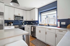 Fridge, microwave, oven, stovetop - Luxe 3000sqft Heated Pool Oasis in Kansas City (Kansas City)