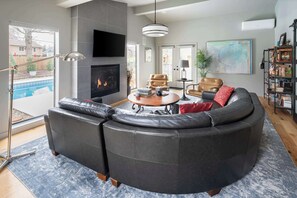 Interior - Luxe 3000sqft Heated Pool Oasis in Kansas City (Kansas City)
