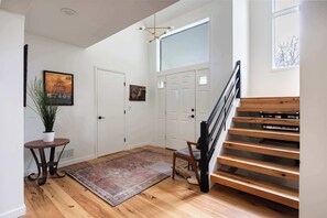 Interior - Luxe 3000sqft Heated Pool Oasis in Kansas City (Kansas City)