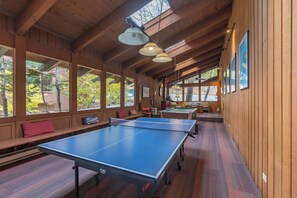 Games room - Cozy 1BR  Alpine Retreat with Pool & Sauna (Mammoth Lakes)