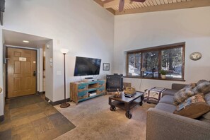 Smart TV, fireplace - Cozy 1BR  Alpine Retreat with Pool & Sauna (Mammoth Lakes)