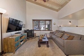 Smart TV, fireplace - Cozy 1BR  Alpine Retreat with Pool & Sauna (Mammoth Lakes)