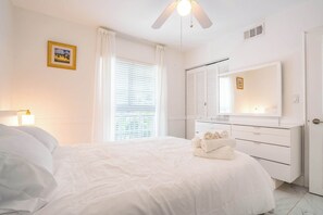 2 bedrooms, iron/ironing board, WiFi, bed sheets - Stylish Apartment in the Heart of Key Biscayne (Key Biscayne)
