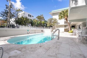 Outdoor pool - Stylish Apartment in the Heart of Key Biscayne (Key Biscayne)