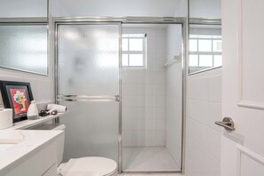 Shower, hair dryer, towels, soap - Stylish Apartment in the Heart of Key Biscayne (Key Biscayne)