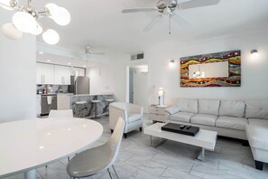 TV - Stylish Apartment in the Heart of Key Biscayne (Key Biscayne)