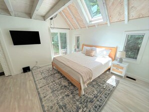 3 bedrooms, desk, iron/ironing board, WiFi - Eastman Home with Hot Tub & 3BR, 6 Beds (Grantham)