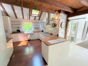 Fridge, microwave, oven, stovetop - Eastman Home with Hot Tub & 3BR, 6 Beds (Grantham)