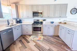 Fridge, microwave, stovetop, dishwasher - Coastal Bungalow • Sleeps 6 • Mexico Beach (Port St. Joe)