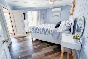 Travel cot, WiFi, bed sheets - Coastal Bungalow • Sleeps 6 • Mexico Beach (Port St. Joe)