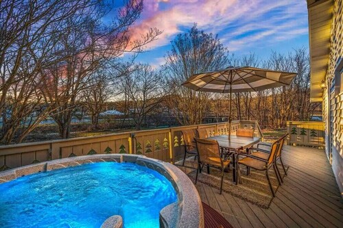 Luxurious creekside farmhouse retreat with hot tub, fire pit, dogs welcome!