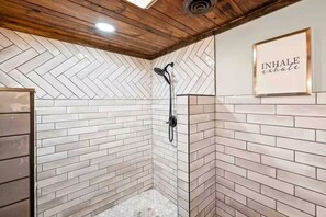 Shower, hair dryer, towels, soap - Luxurious creekside farmhouse retreat with hot tub, fire pit, dogs welcome! (Pigeon Forge)