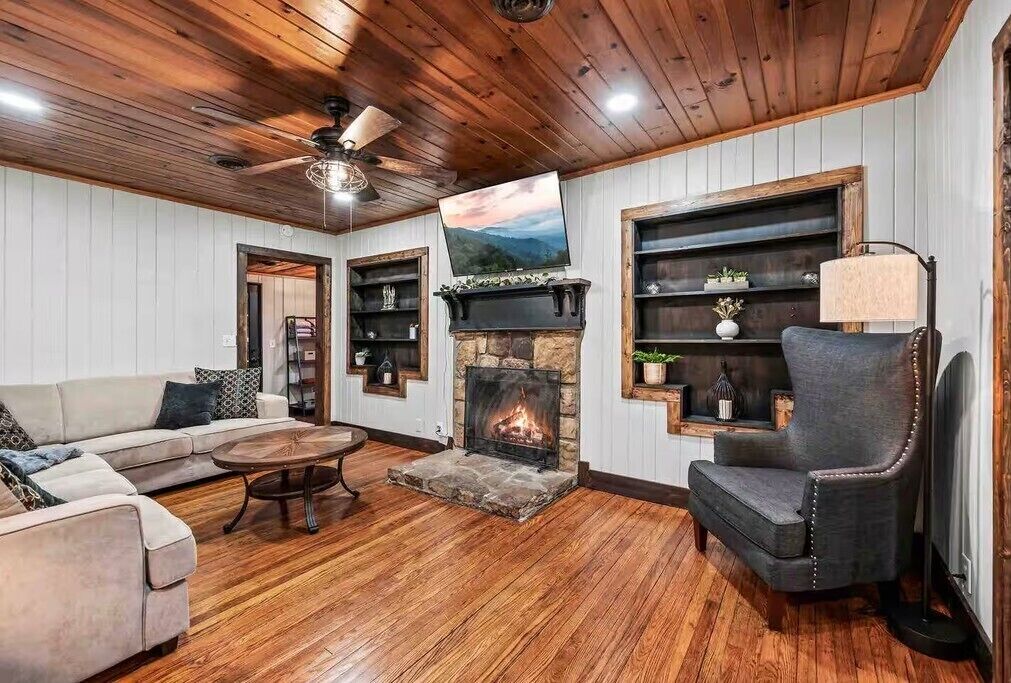 Luxurious Creekside Farmhouse Retreat With Hot Tub, Fire Pit, Dogs Welcome! - Pigeon Forge, TN