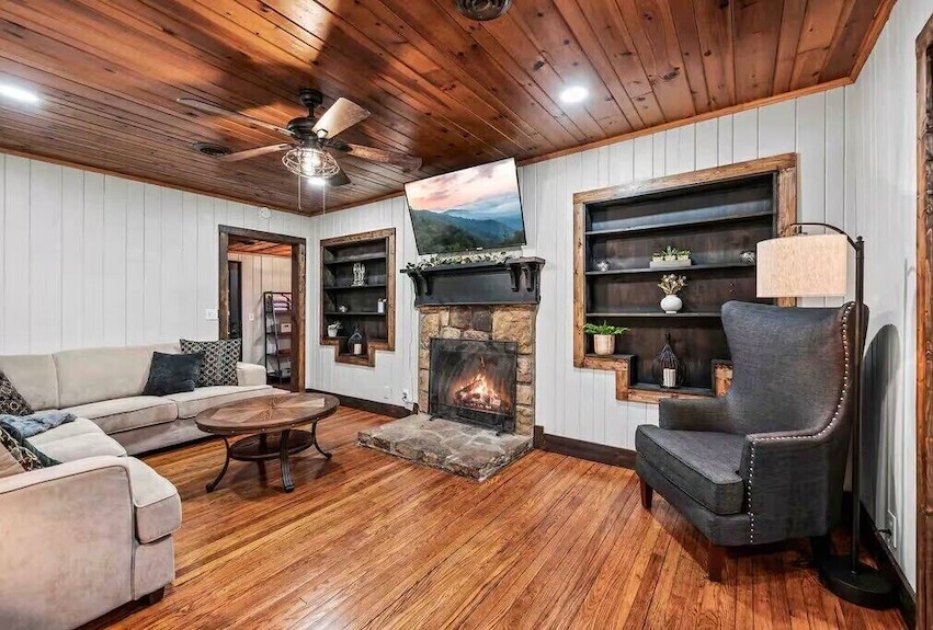 Luxurious Creekside Farmhouse Retreat With Hot Tub, Fire Pit, Dogs Welcome! - Pigeon Forge, TN