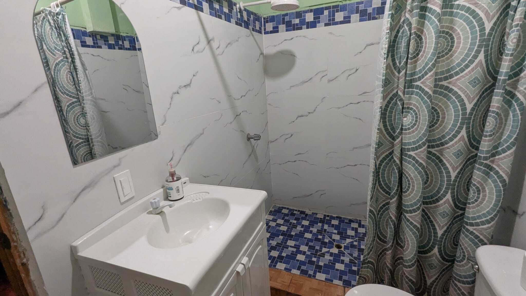 Ducha, toallas, jabón, papel higiénico
