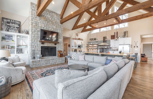 Honeysuckle House-Luxury 5BR&Loft Lakefront-King Suites-Chef Kitchen-Custom Dock