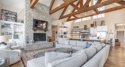 Honeysuckle House-Luxury 5BR&Loft Lakefront-King Suites-Chef Kitchen-Custom Dock